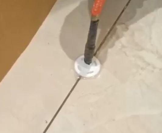 栾城瓷砖空鼓维修公司专业解答瓷砖在铺贴过程中，如果没有涂抹均匀到位的粘结材料（如水泥砂浆或瓷砖胶），可能会导致以下问题
